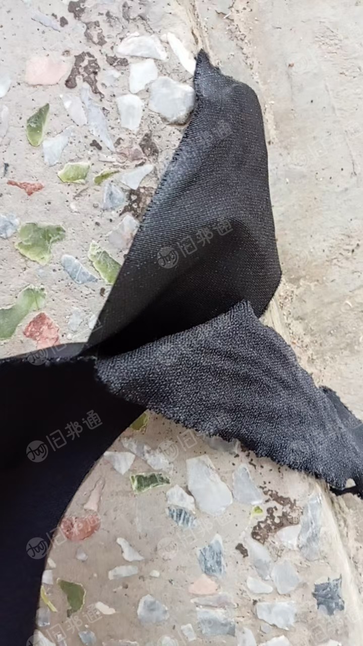 长期出售半白烟布，一面涤纶布一面风衣布牛津布，皮包厂下来的，每个月50多吨，货在广东广州