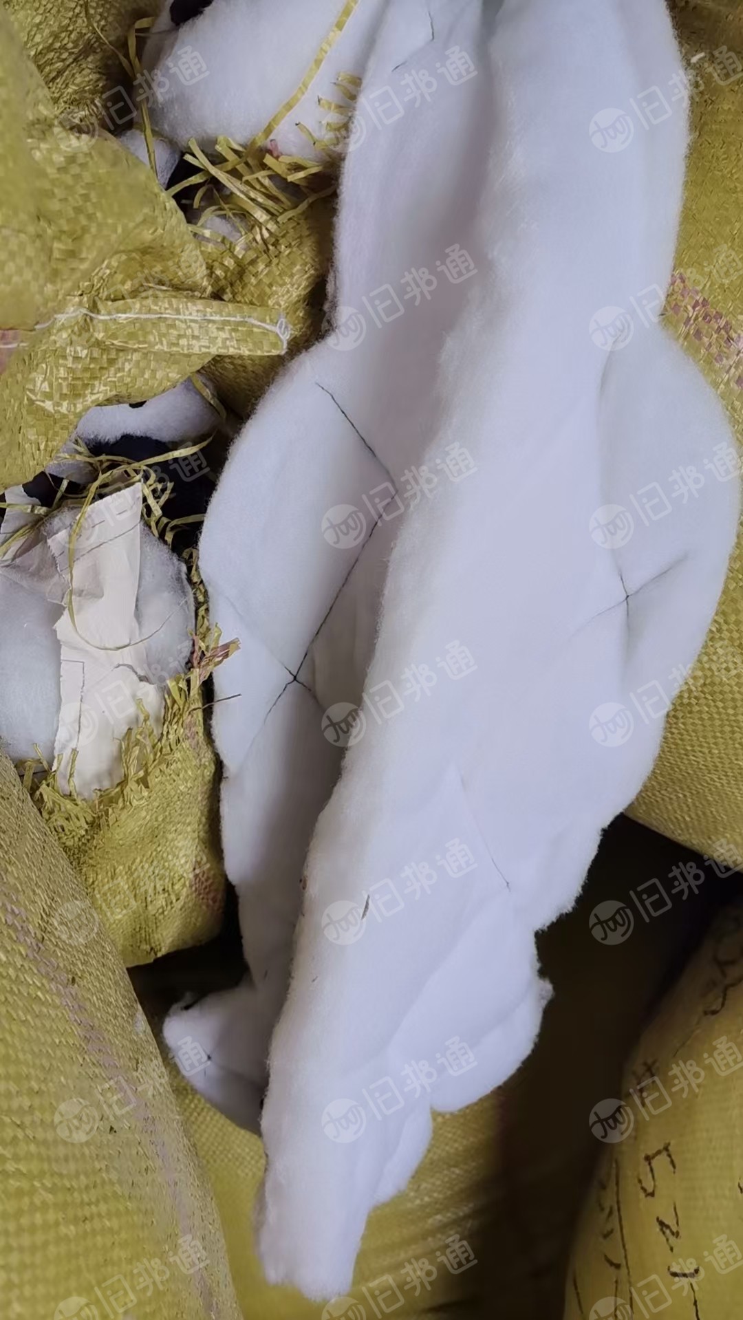 长期出售服装厂下来的羽绒棉下脚料,一面带布,现货4吨左右,货在山东菏泽