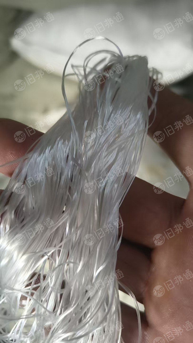 长期出售织带厂下来的涤纶废丝，涤纶工业丝，黑色白色都有，分开卖，月供二三十吨，货在浙江金华