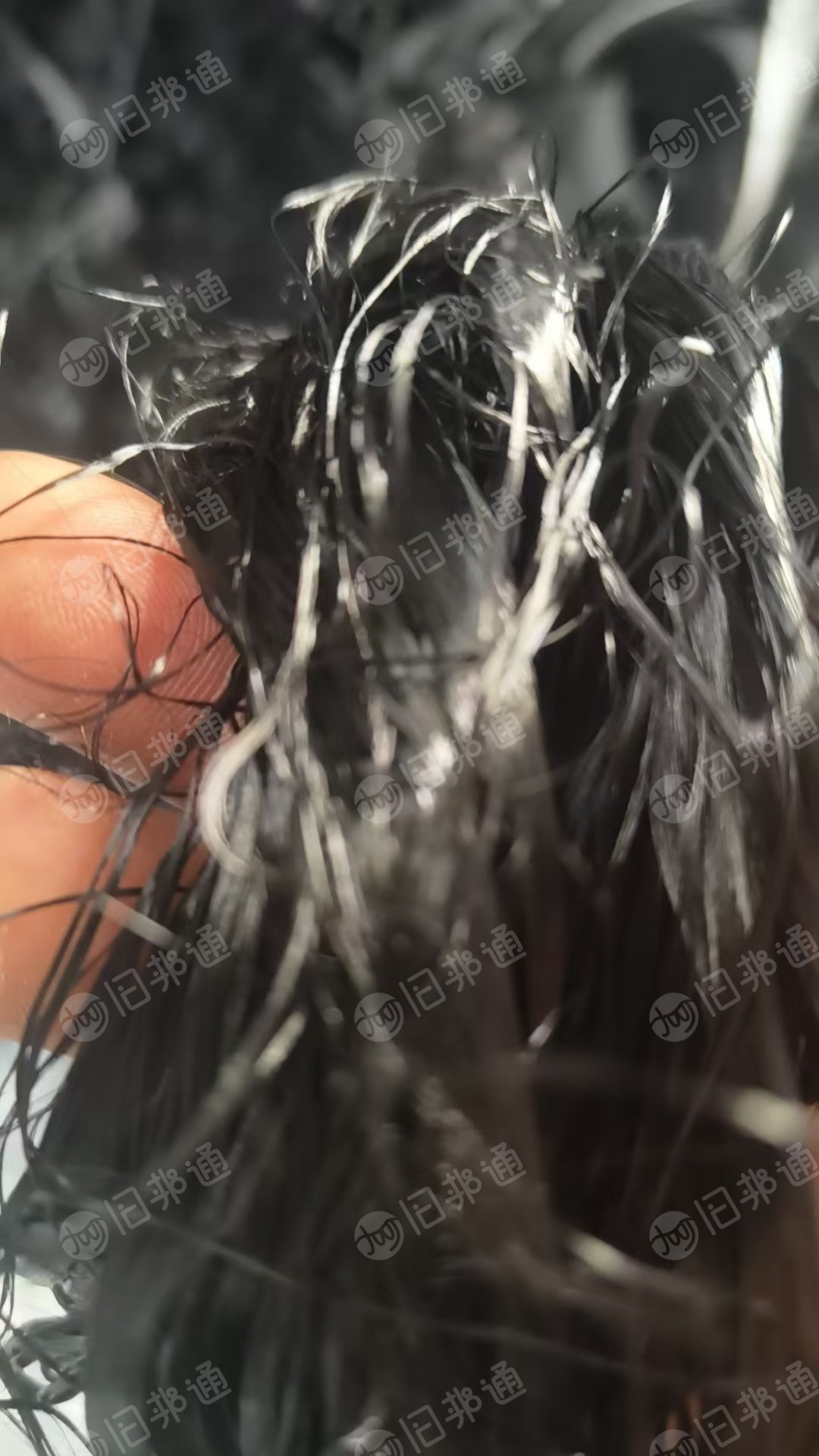 长期出售织带厂下来的涤纶废丝，涤纶工业丝，黑色白色都有，分开卖，月供二三十吨，货在浙江金华