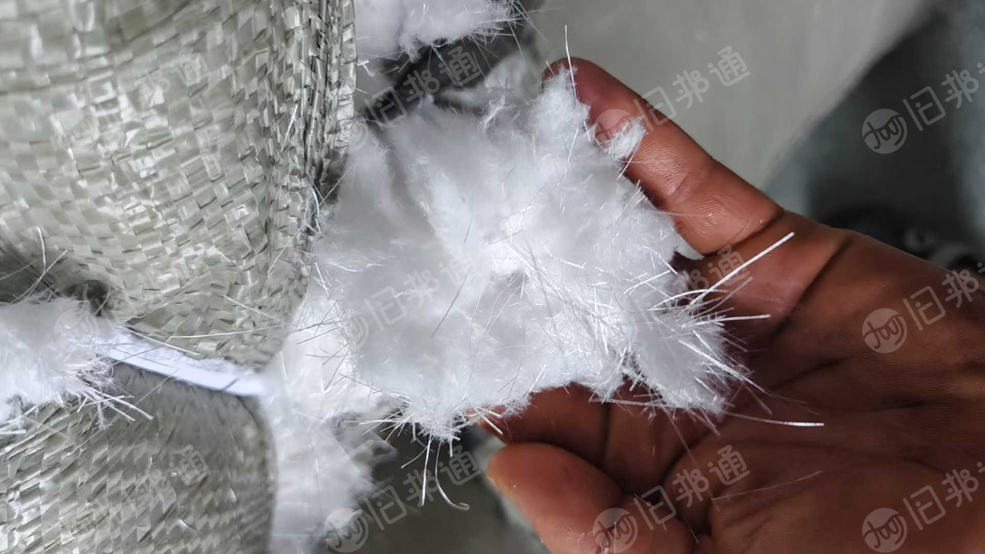 长期出售纺织剪花布料下来的废毛，白色涤纶毛毛料，月供10-15吨左右，货在安徽宣城