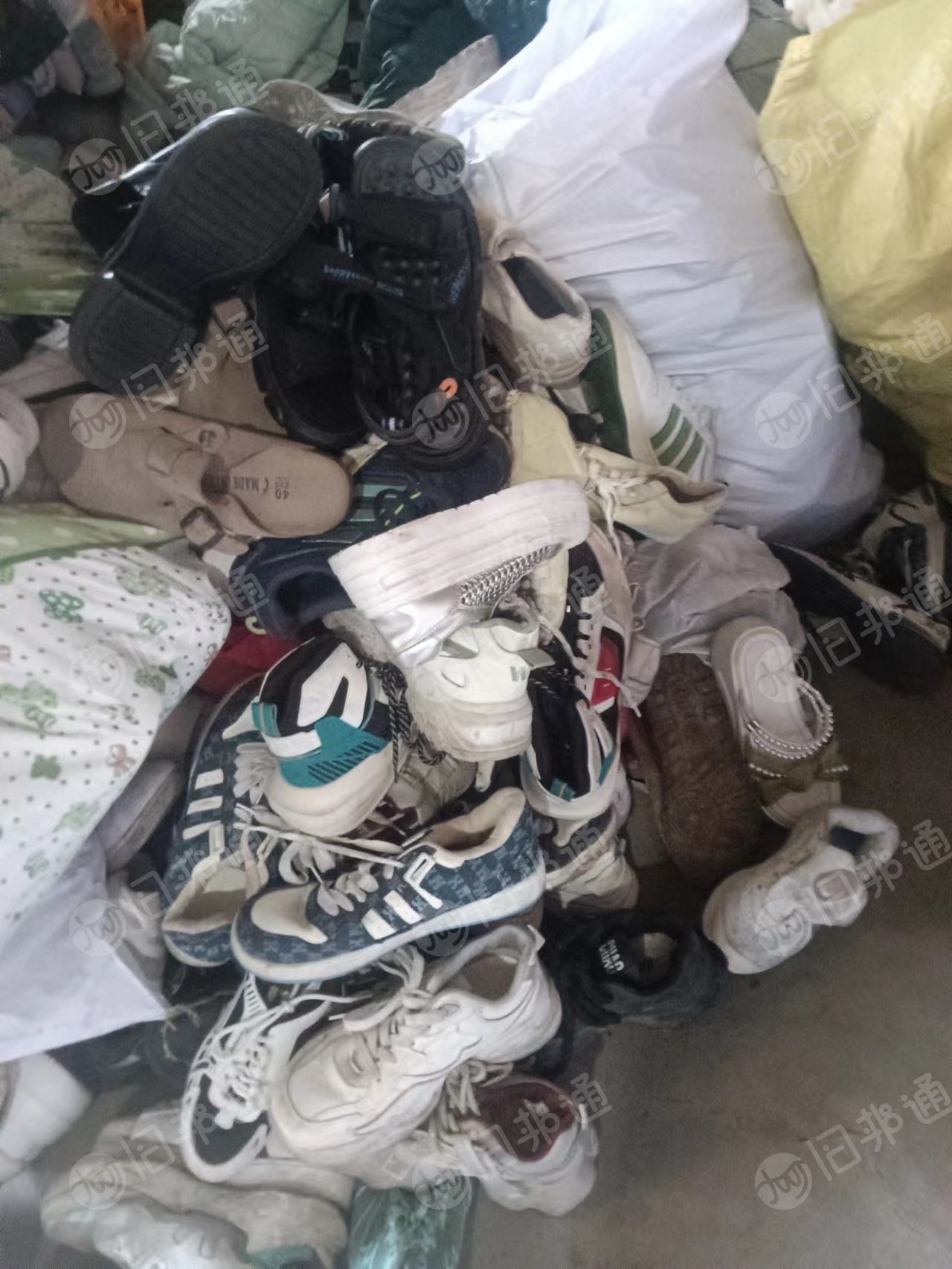 出售旧衣服统货，旧棉被，毛绒玩具等，现货有9.6米一车，货在浙江温州
