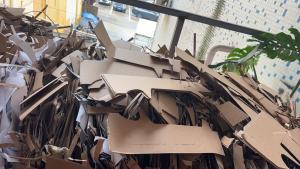 加工厂长期出售牛皮纸/牛卡边角料，带膜和无膜分开打包