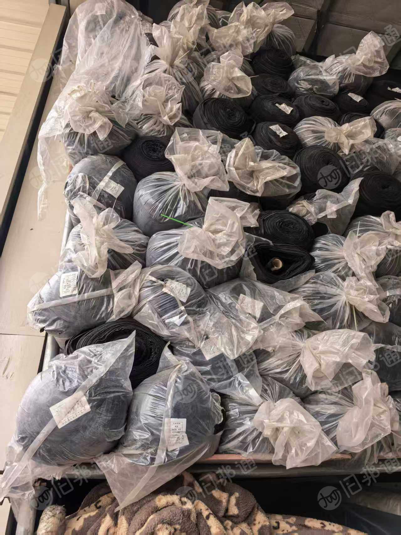 长期出售同批号黑色单面氨纶超柔，门幅190克重360，现货10吨，在广东中山