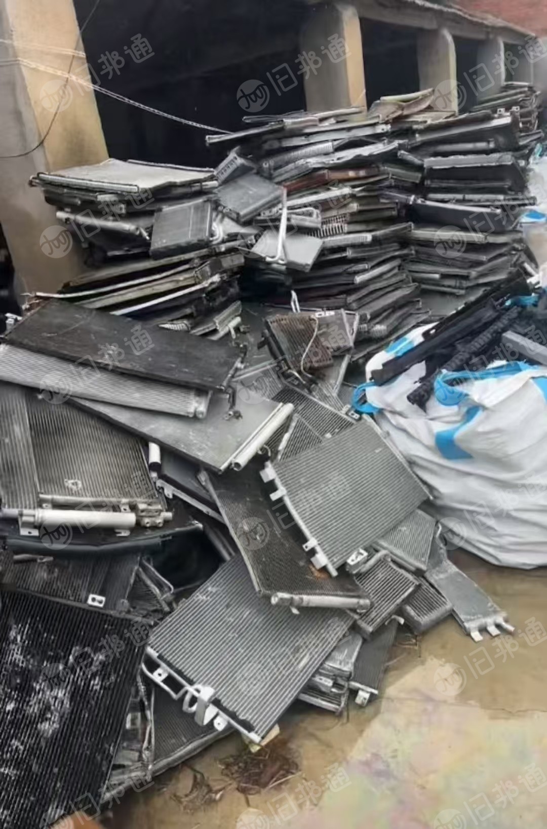 长期出售水箱铝，铝轮毂废料，现货10吨左右