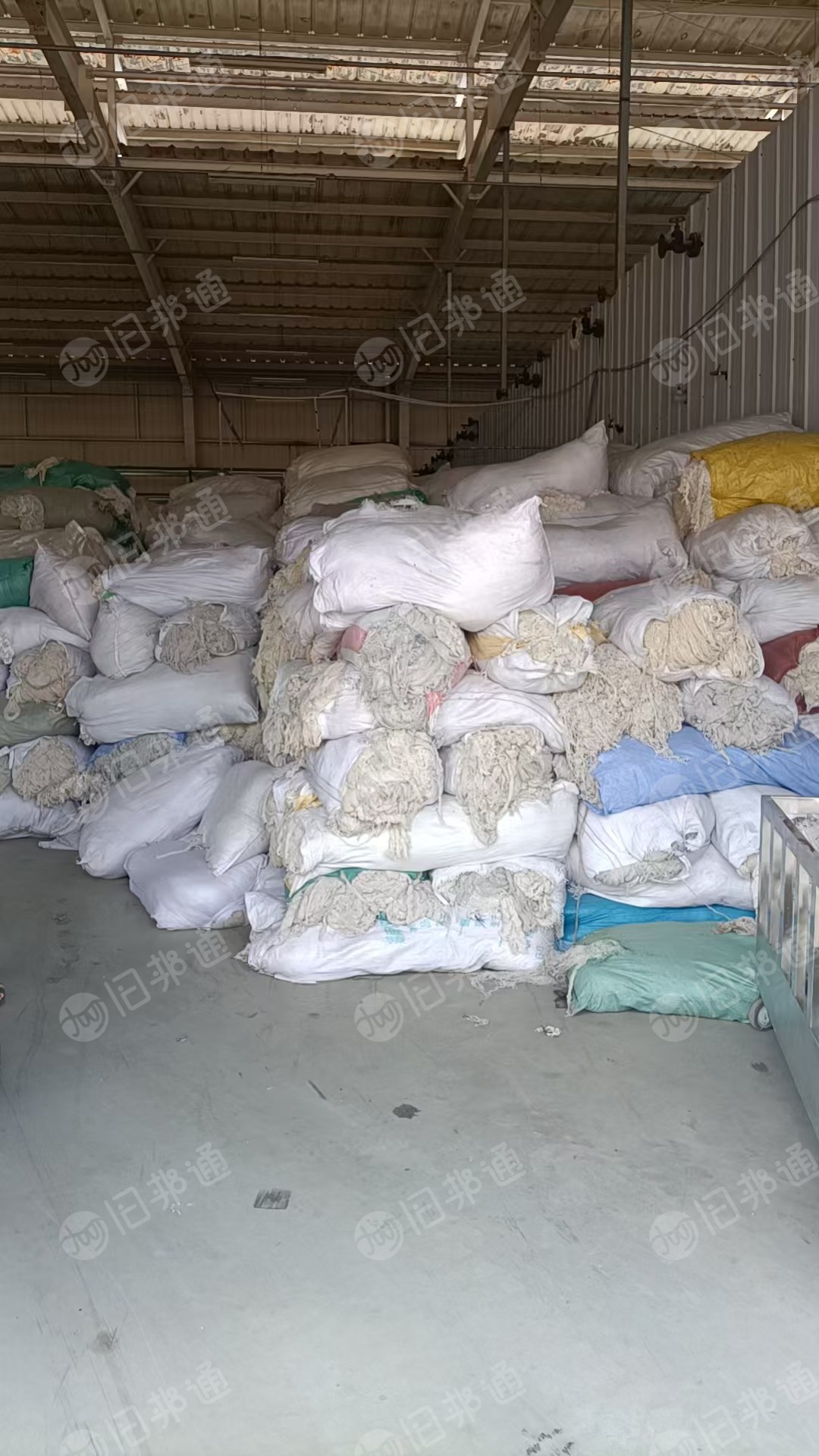 长期出售褪色牛仔废布，牛仔褪色布，有分不同含棉量的，月供五六百吨，厂在四川成都
