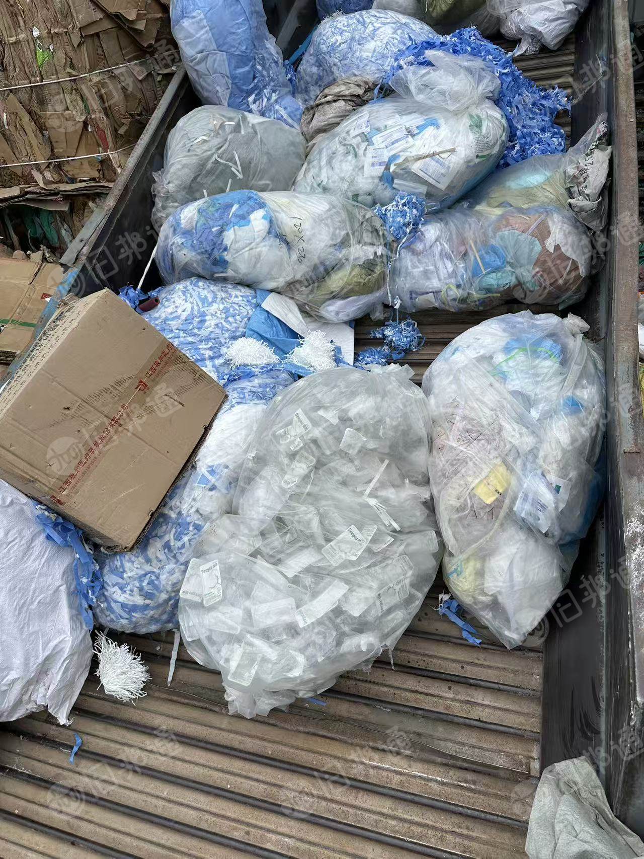 出售服装厂无纺布边料，线头料，现货40吨，可用于炼油