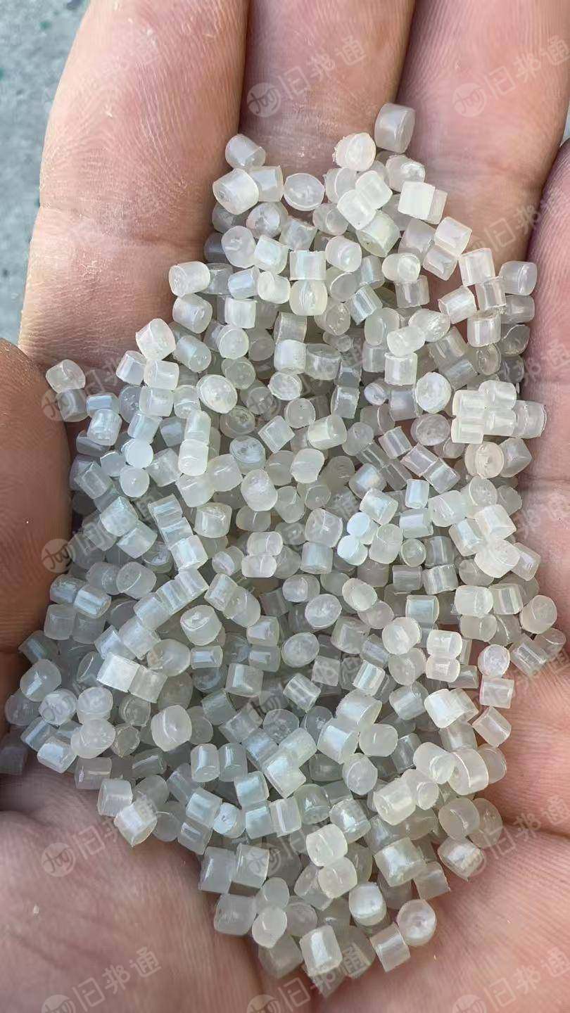 长期出售高压一级颗粒,120目滤网,缠绕膜加平板膜颗粒,吹膜无晶点。价格5200/吨月供350吨