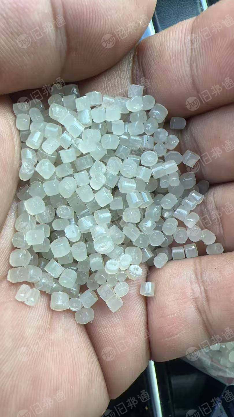 长期出售高压一级颗粒,120目滤网,缠绕膜加平板膜颗粒,吹膜无晶点。价格5200/吨月供350吨