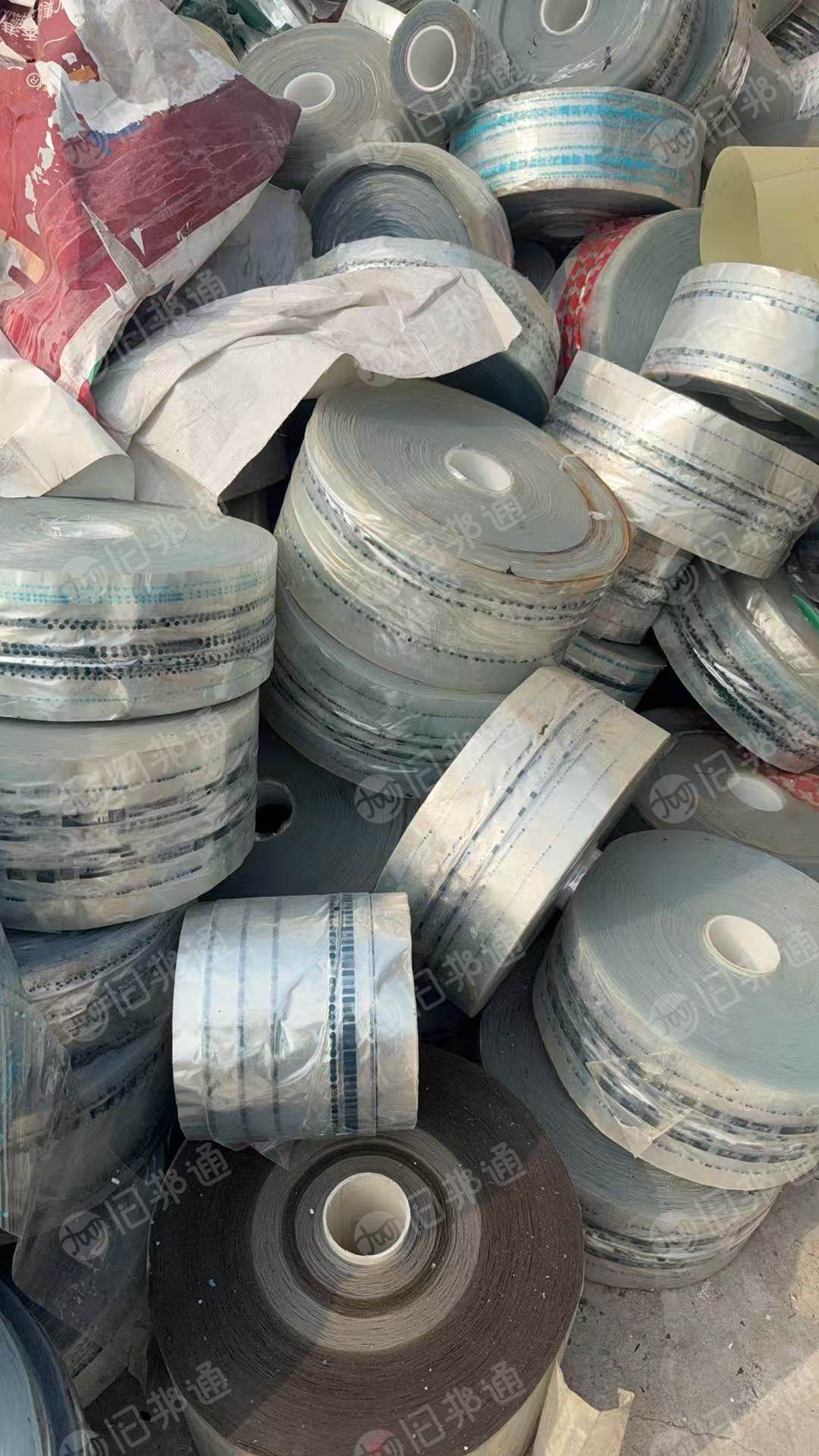 出售杂色PET轻胶卷膜，现货20吨；另出售带石墨PET轻胶卷膜，两种分开的