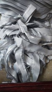 长期出售涤纶箱包布箱包里布，不带浆不带胶，以灰色为主，每个月有30吨左右，货在江西吉安