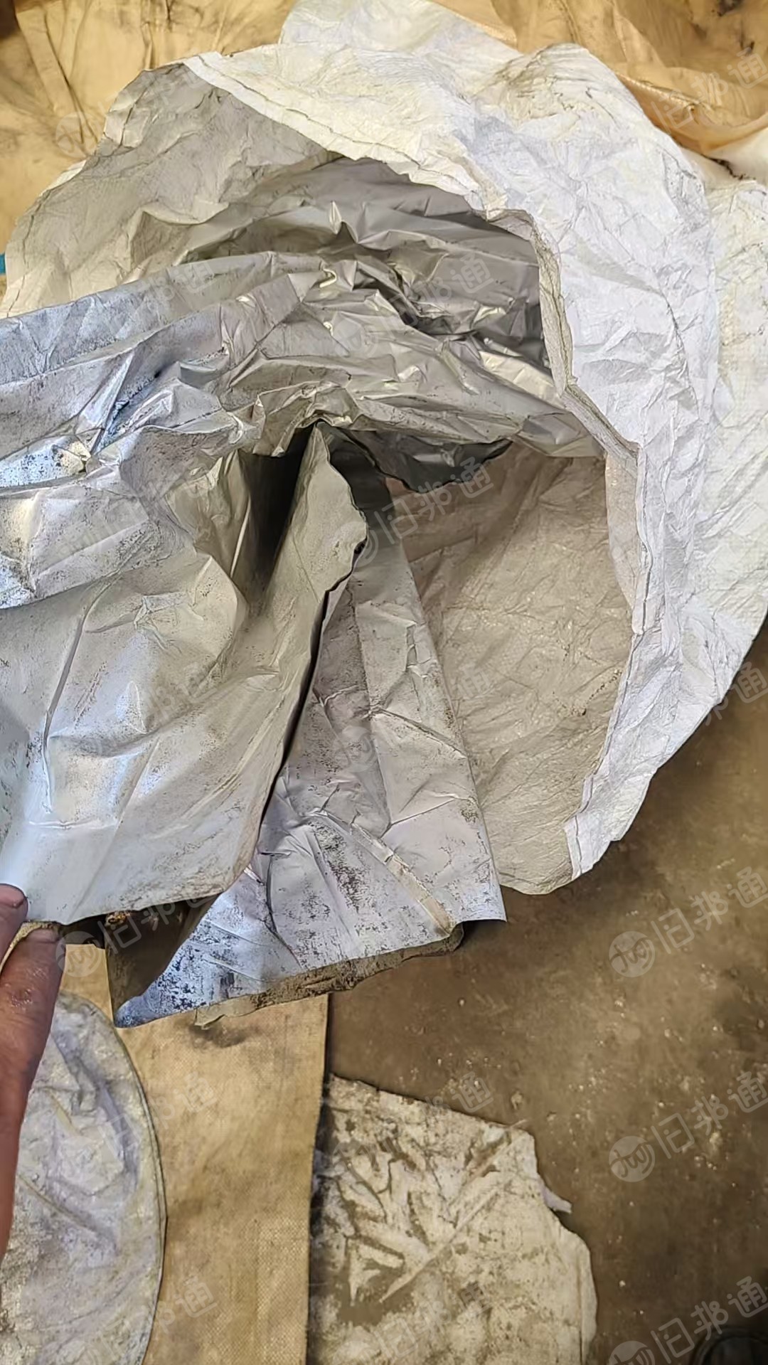 出售装电池粉吨包废料,白吨包内衬高压膜,装正极粉,黄吨包内衬铝塑膜,装负极粉