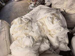 长期出售湿巾厂下来的无纺布边角料，无纺布，统货走，月供30吨起，货在江苏苏州