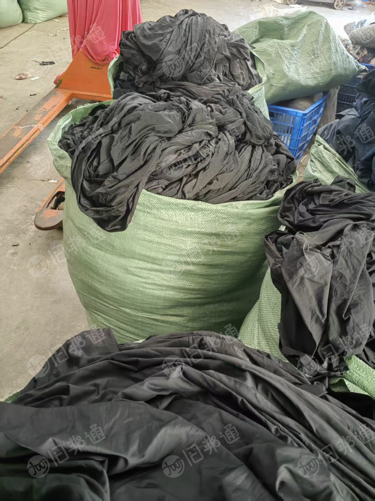 长期出售尼龙白烟布，以黑色为主，现货50吨左右，货在广东江门