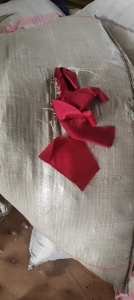 长期大量出售服装厂下来的涤纶废布，涤纶边角料，分针织跟梭织布，每天出六七十吨，货在吉林延边