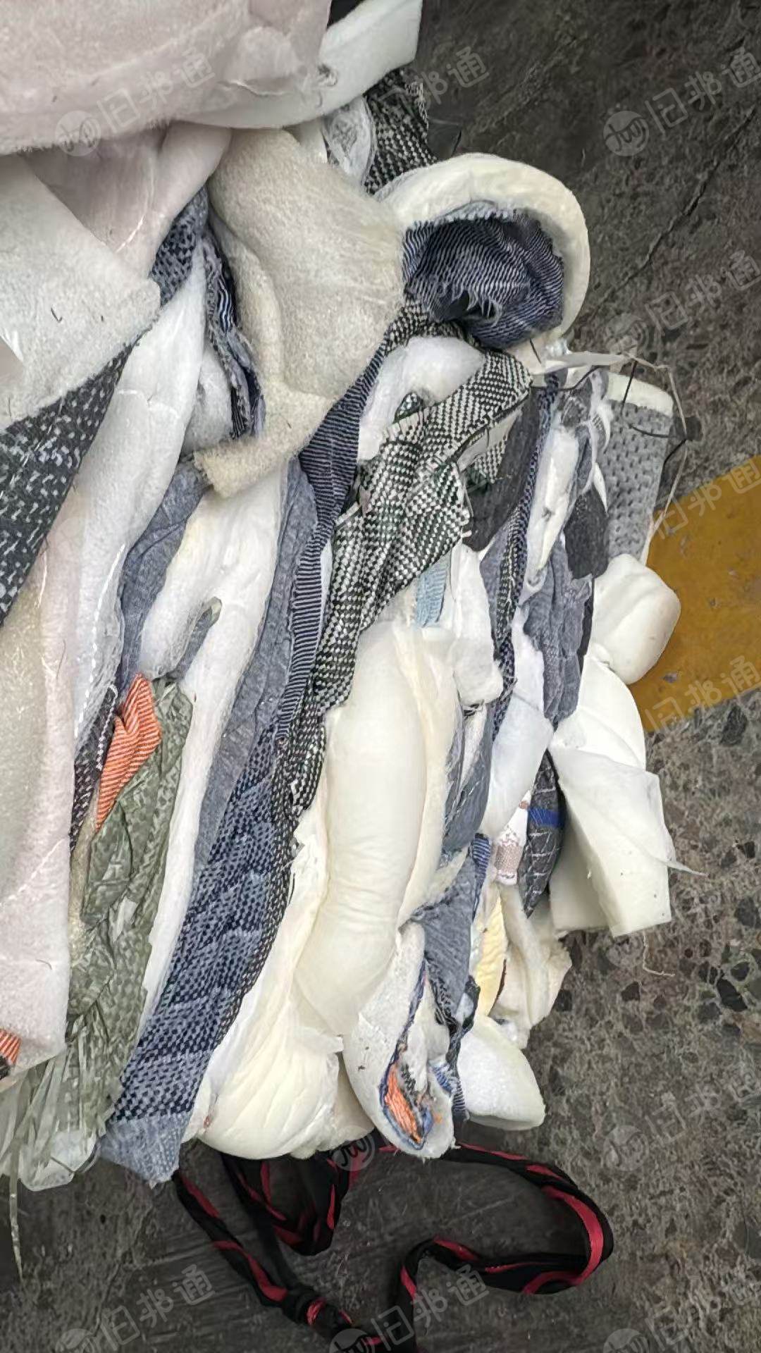 长期出售床垫厂下来的床垫边角料，一层布带一层丝棉再带一层海绵，货在广西贺州