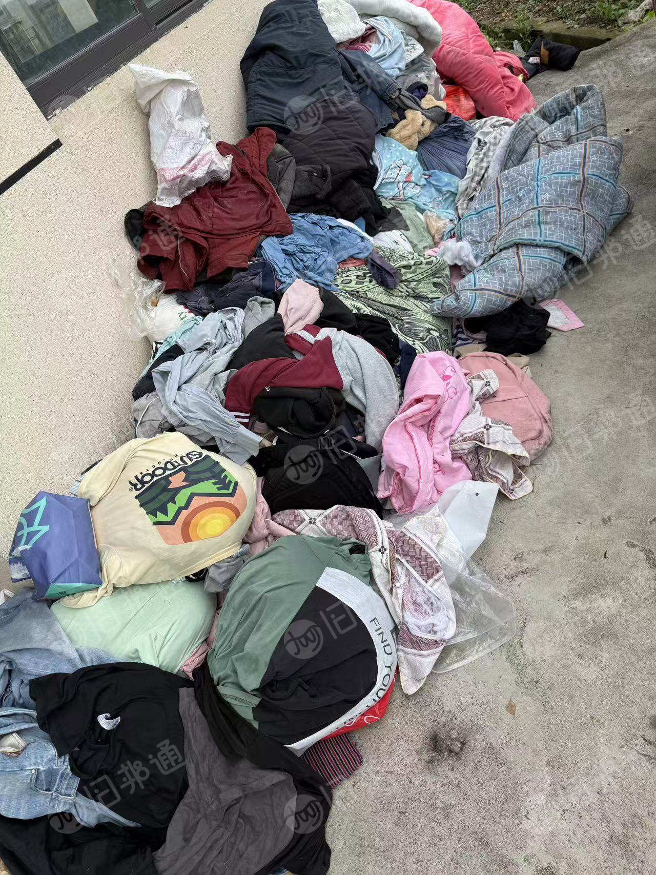 长期出售旧衣服分拣货，旧衣服黑料，大白跟冬装打在一块了，货在江苏镇江