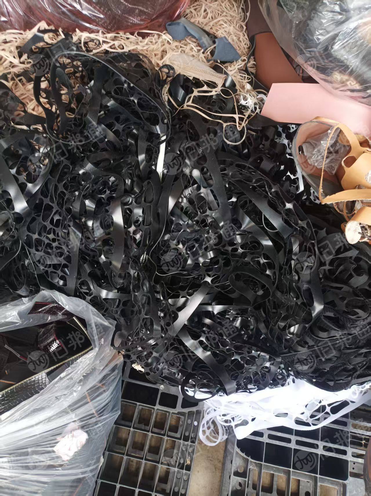 长期出售EVA边角料废料，自己鞋厂下来的，每一月都有一车4.2一车