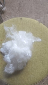 长期出售斩断的白色4080废丝，长度约2-3公分，现货有30吨左右，货在广东佛山
