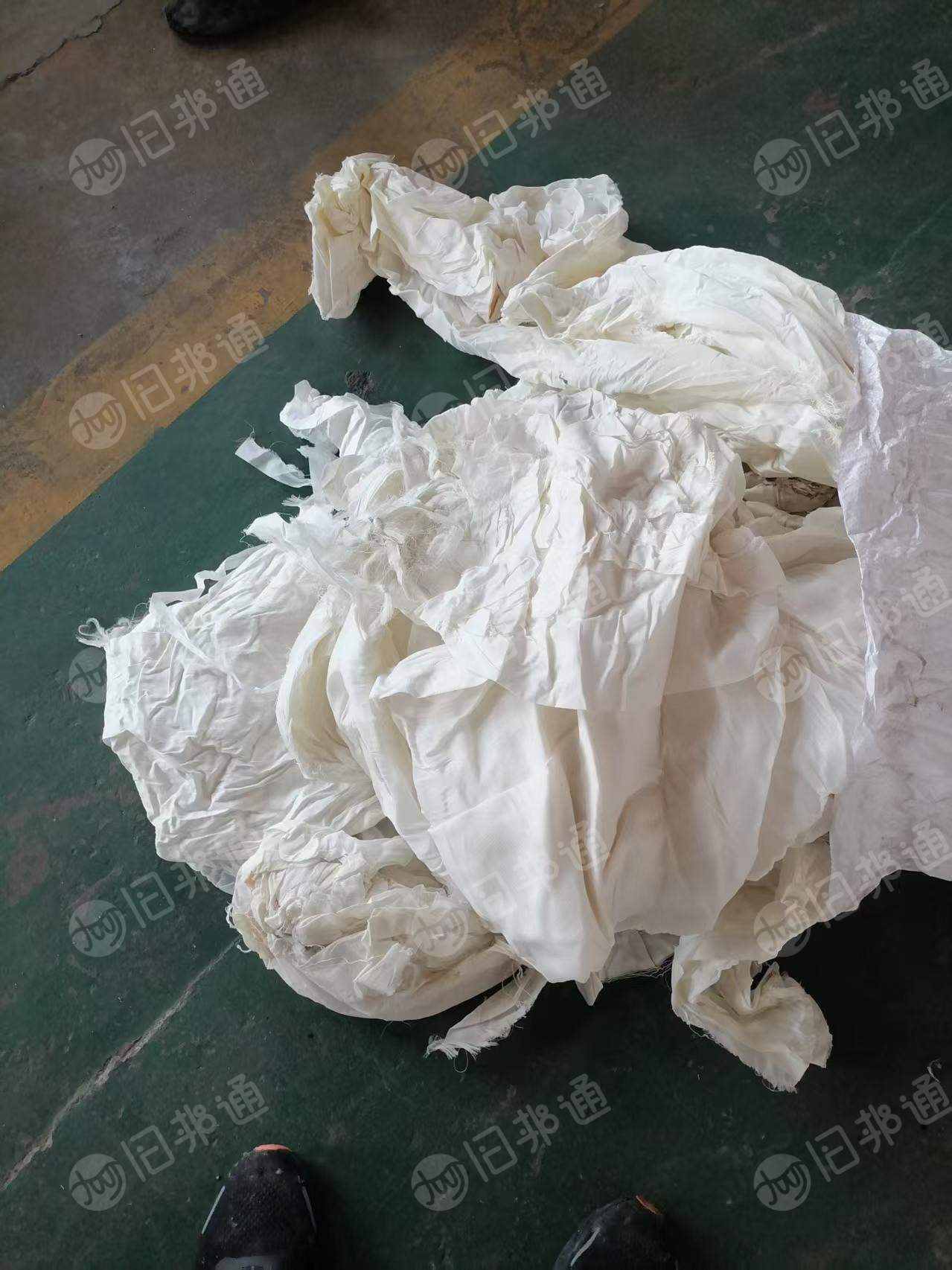 长期出售白色涤棉废布，涤棉开花料，含棉60%，现货有20多吨，货在江苏苏州