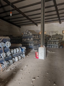 出售一批牛仔库存布，牛仔布，幅宽1.68米，现货有18万米，货在河北保定