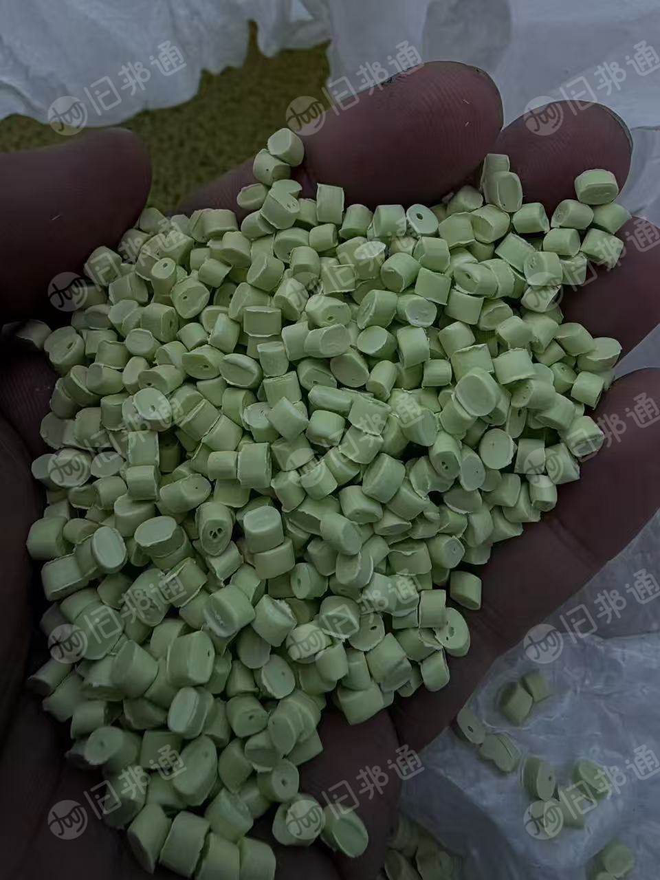 出售pe化妆品软管颗粒，过80目的，现货60吨左右