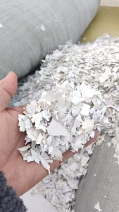 出售白色中性PVC墙纸破碎料，花色中性PVC墙纸破碎料