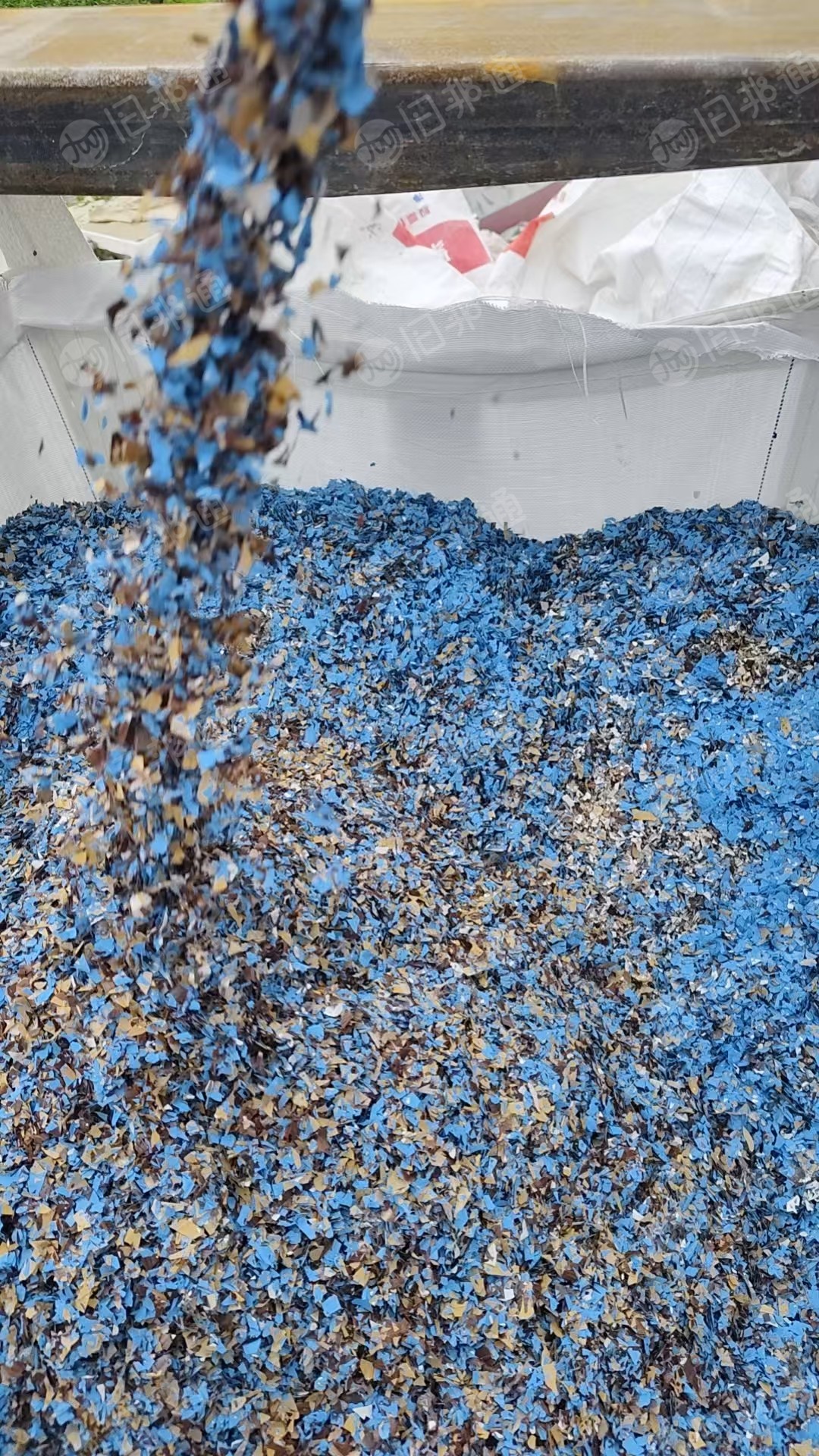 出售白色中性PVC墙纸破碎料，花色中性PVC墙纸破碎料
