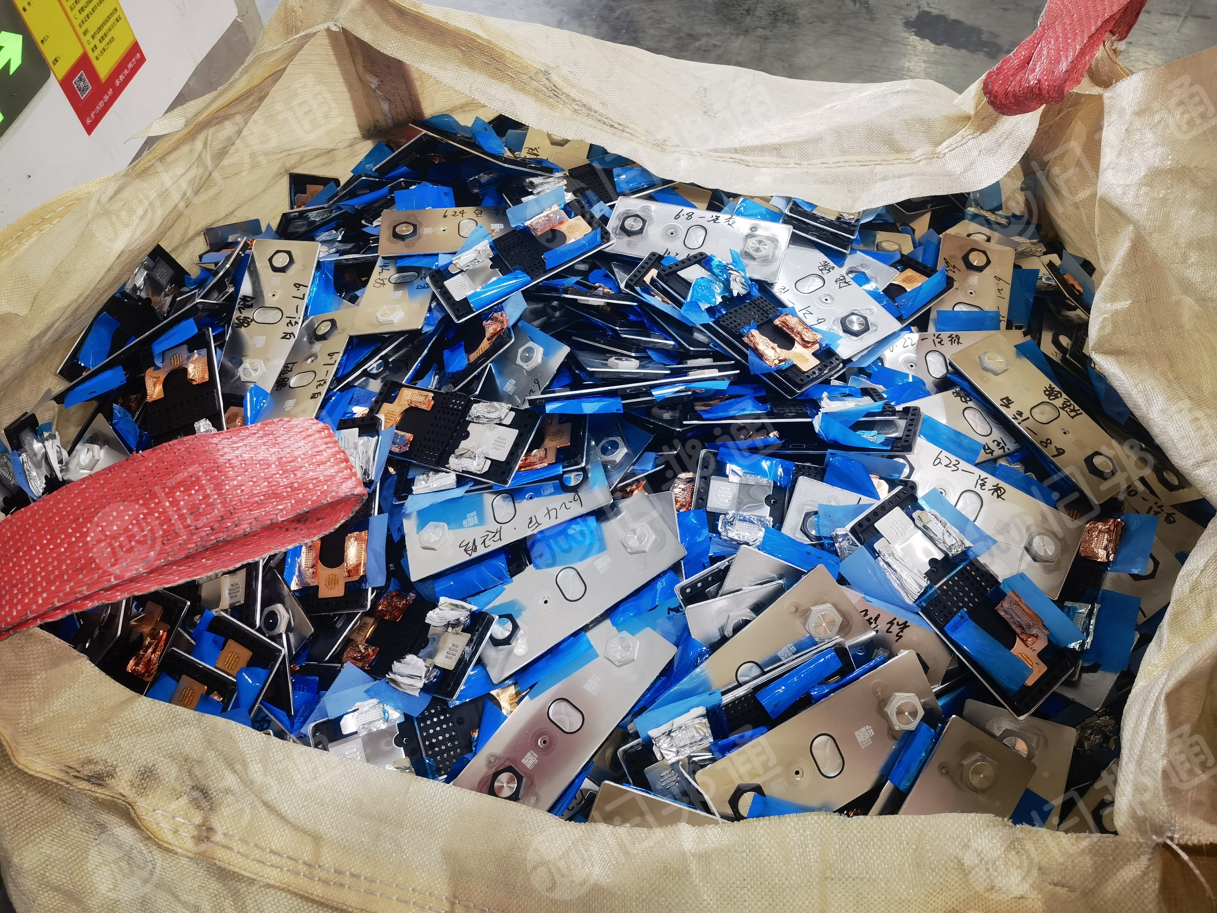 出售负极边料，每月20吨