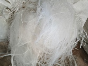 出售尼龙废丝和PE废丝，化纤厂下来的，做夏凉被，尼龙含量百分之七十五，现货30几吨，每个月四五十吨