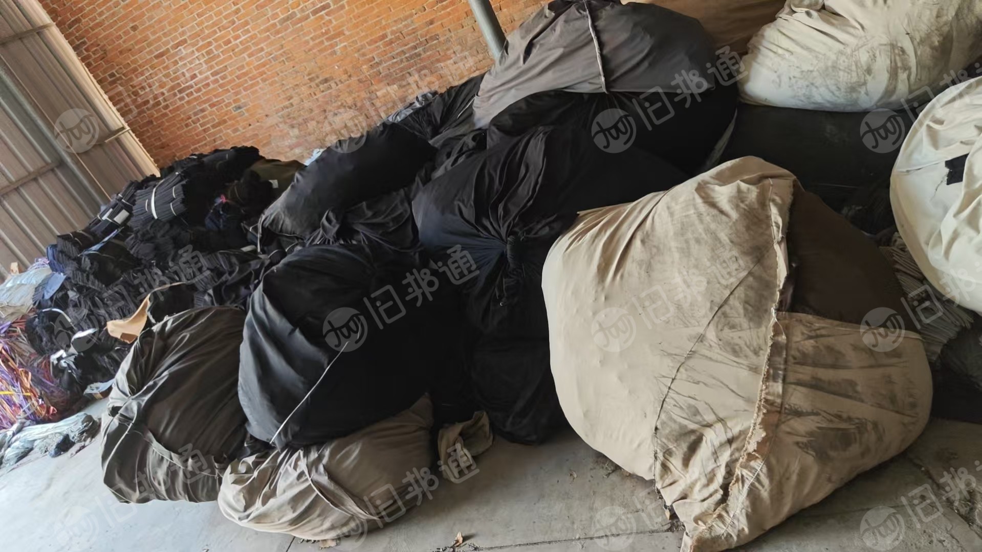 出售清一色罗缎，罗缎废布，可以做衣服口袋，拖把，手套等，现货有20多吨，货在湖南岳阳