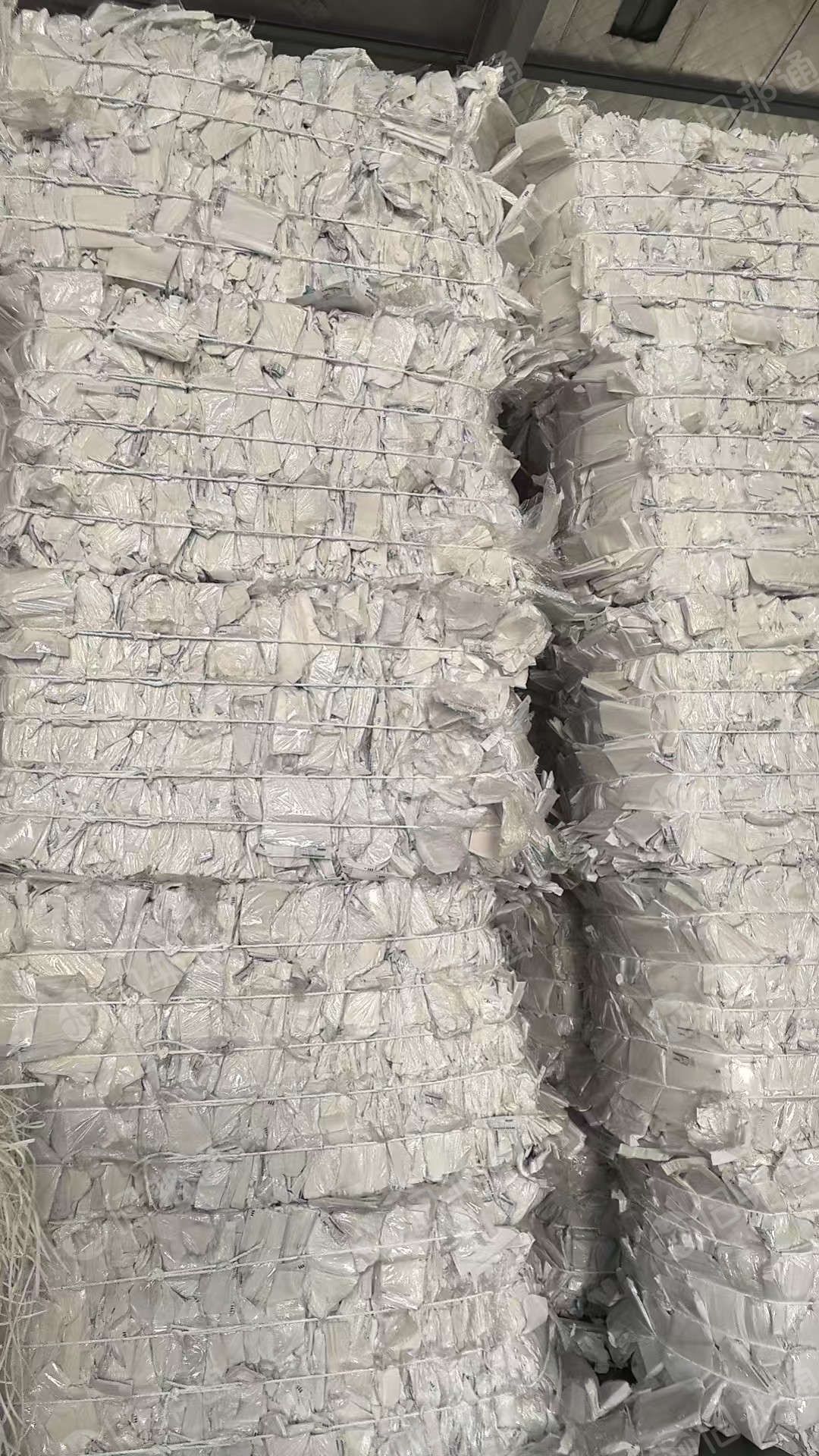 出售PP空心板毛料，光伏厂下来的，轻钙，蓝色100多吨，灰色100多吨，纯白色也有