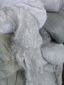 长期出售涤纶废布涤纶干丝涤纶布边纱，织布厂下来的，可以开花用，现货7吨左右