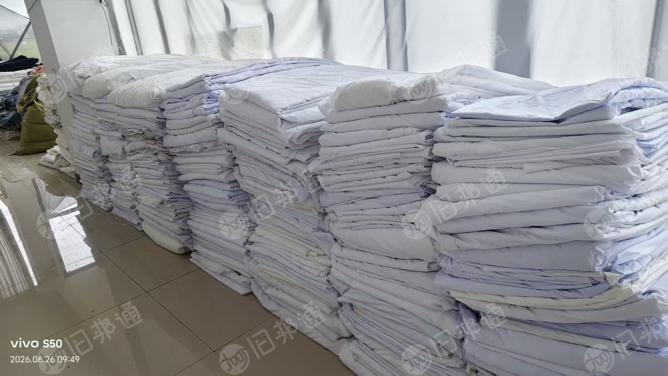 长期出售涤纶广告布大块布，带一层涂层，宽度3-3.5米，长度5米以上，广告布厂下来的