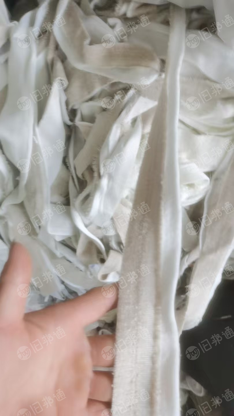 长期出售杂色纯涤纶复合布,涤纶废布,不带桨不带胶,可以造粒用,两个星期就会有20吨