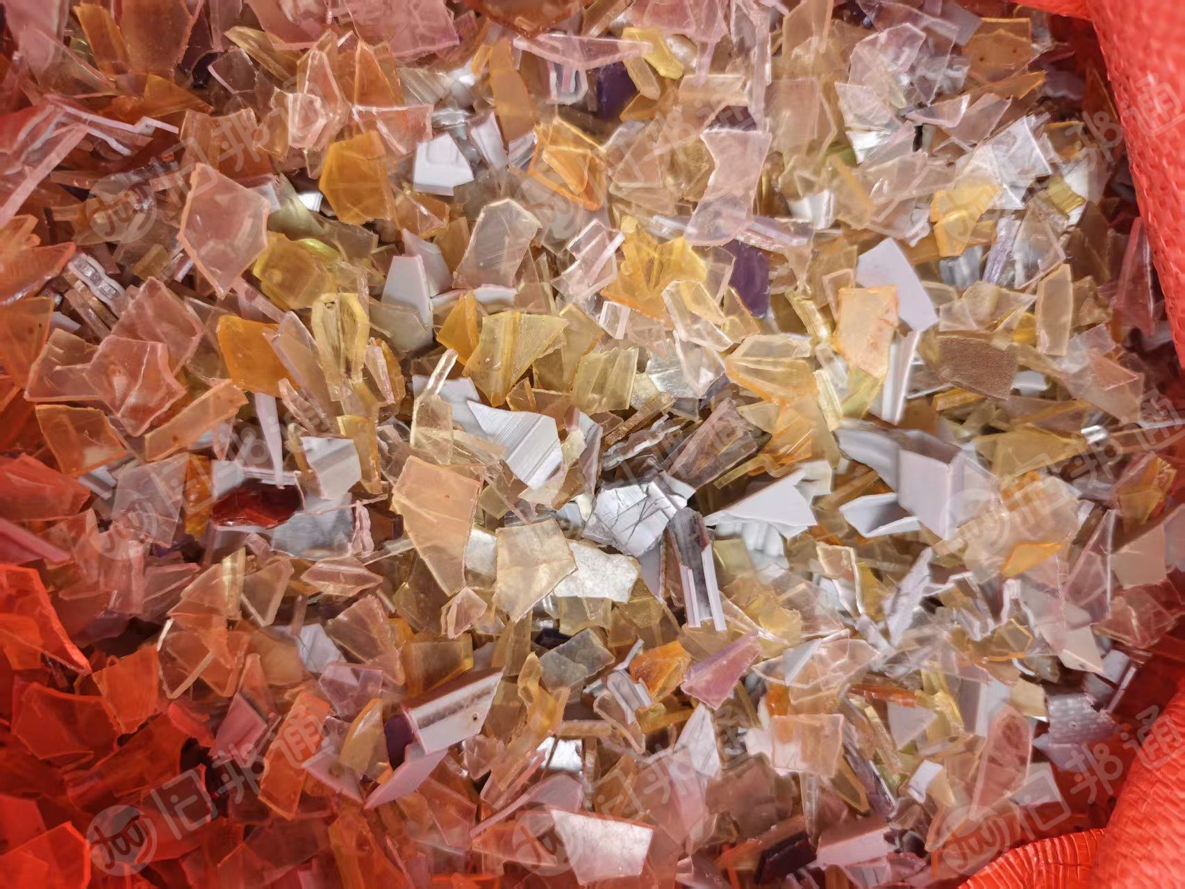 长期出售PVC门帘破碎料，水粉破碎，他带灰边和不带灰边2种，统货出