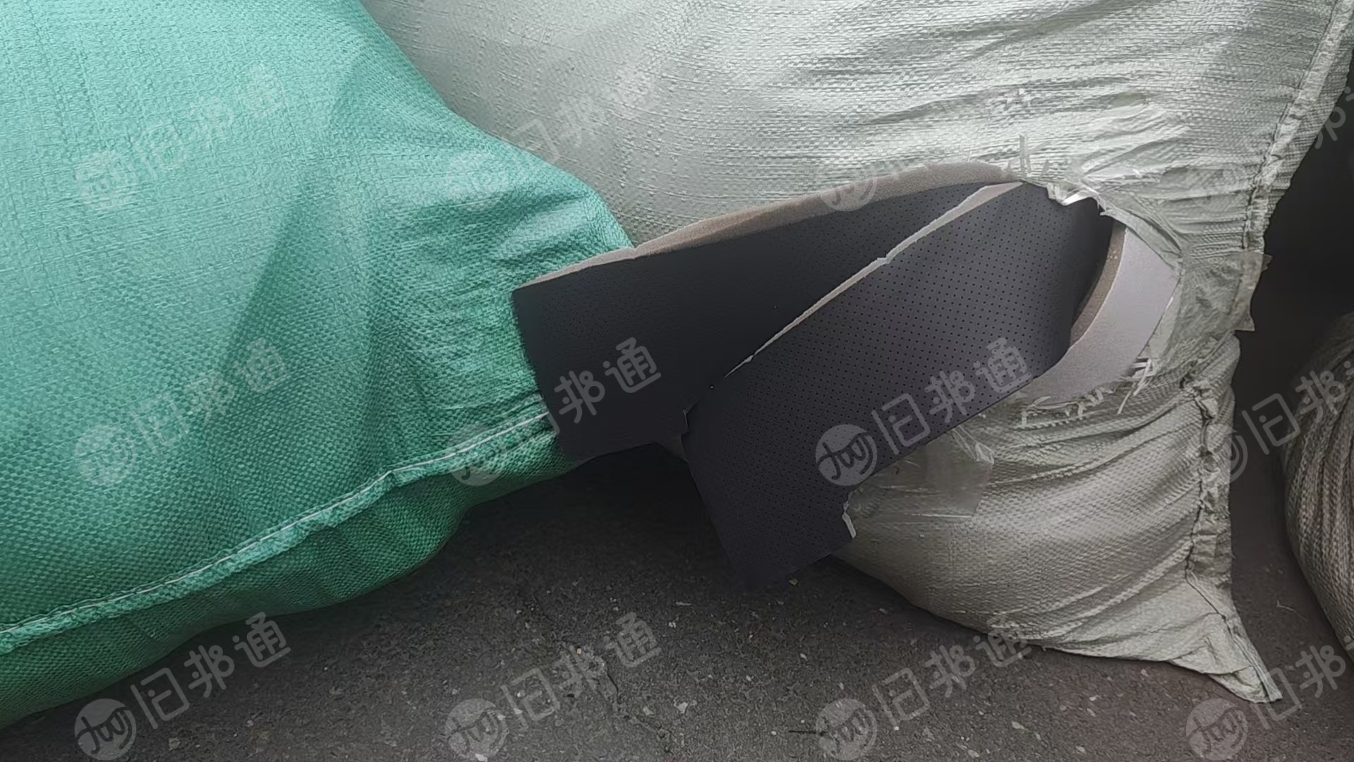 出售汽车座椅套边角料，PVC、黑毡、织物，统货出，可做燃烧料