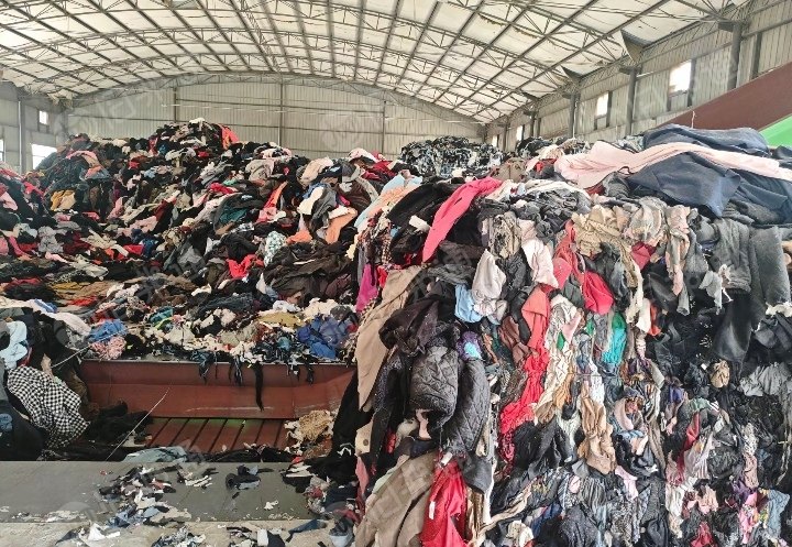 长期出售旧衣服黑料，废布黑料，燃烧料，月供几百吨，在安徽阜阳