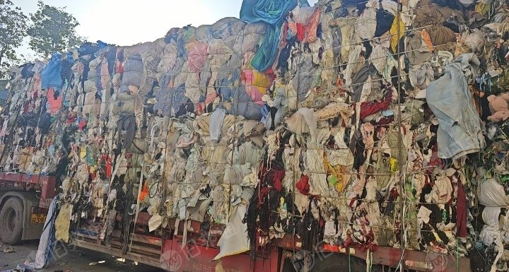 长期出售旧衣服黑料，燃烧料，黑料，现货2个半挂车，在浙江宁波