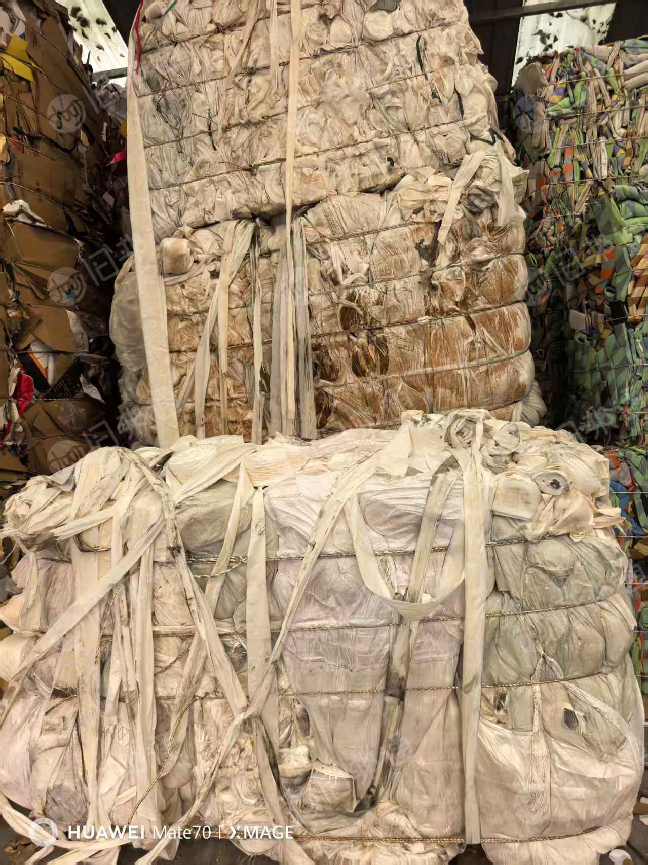 长期出售压包好的布条布块,外面用塑料膜包起来,只能燃烧用,每月50吨左右,货在浙江湖州