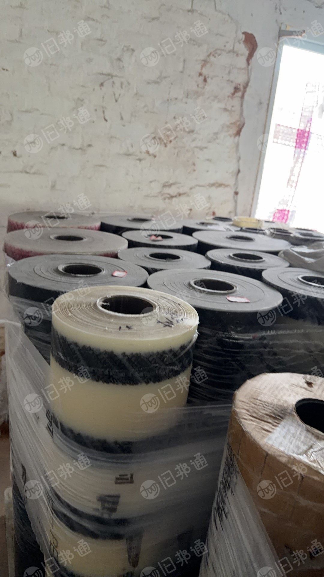 出售PE带胶卷筒膜,带胶,宽1.2米,厚6丝,二次利用料,现货20吨