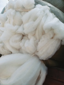 长期出售服装厂下来的白色绗棉，绗棉边角料，月供十几吨，在浙江金华