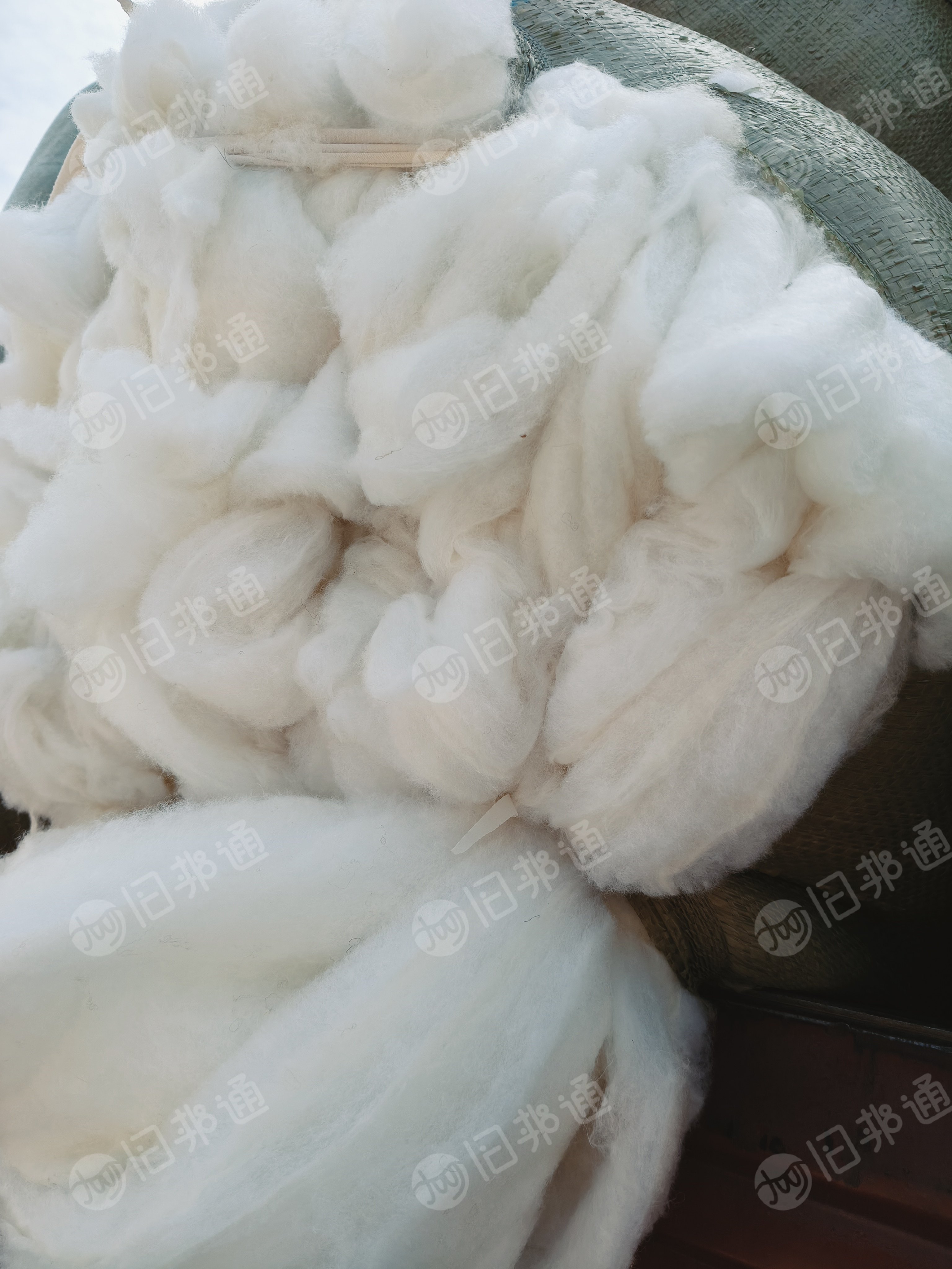 长期出售服装厂下来的白色绗棉，绗棉边角料，月供十几吨，在浙江金华