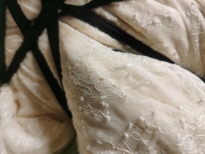 长期出售尼龙里布，做羽绒服下来的，可以造粒用，现货20多吨，货在浙江嘉兴