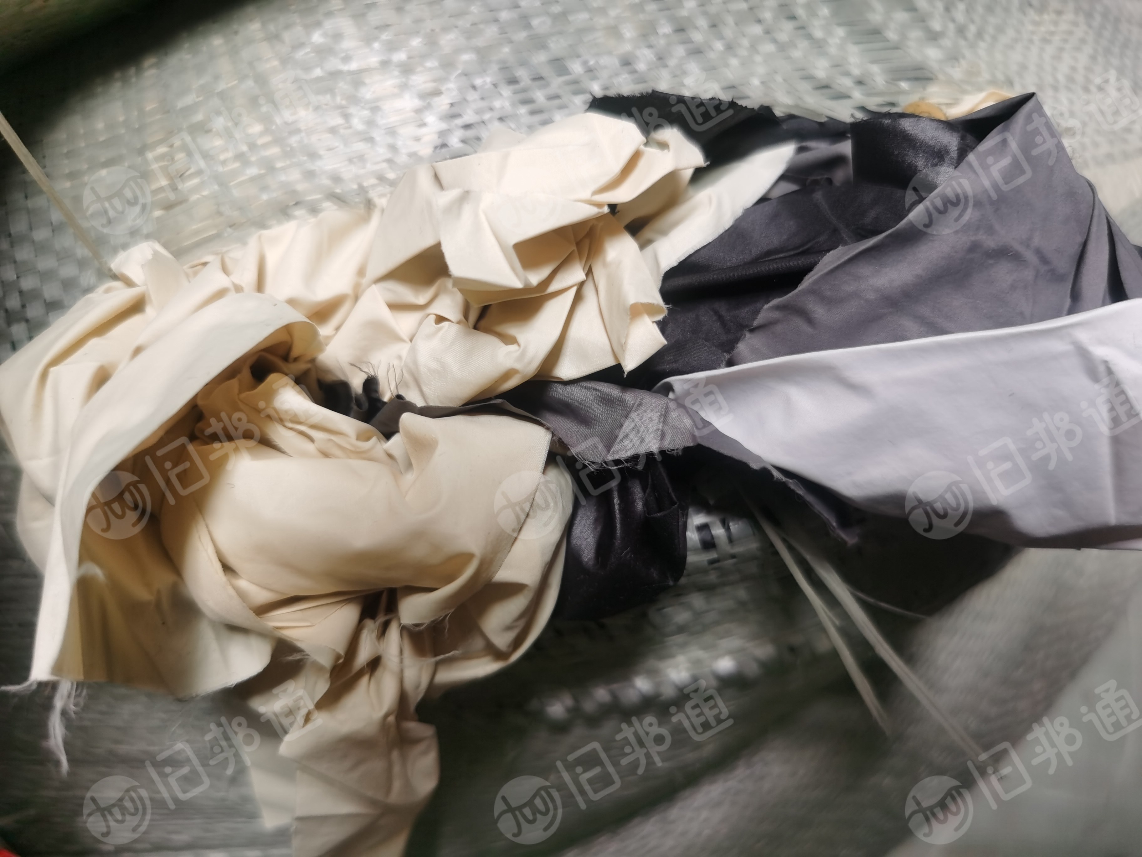 长期出售尼龙里布，做羽绒服下来的，可以造粒用，现货20多吨，货在浙江嘉兴