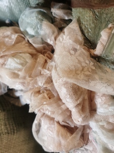 长期出售尼龙裤子料，做羽绒服下来的，可以造粒用，现货20多吨，货在浙江嘉兴