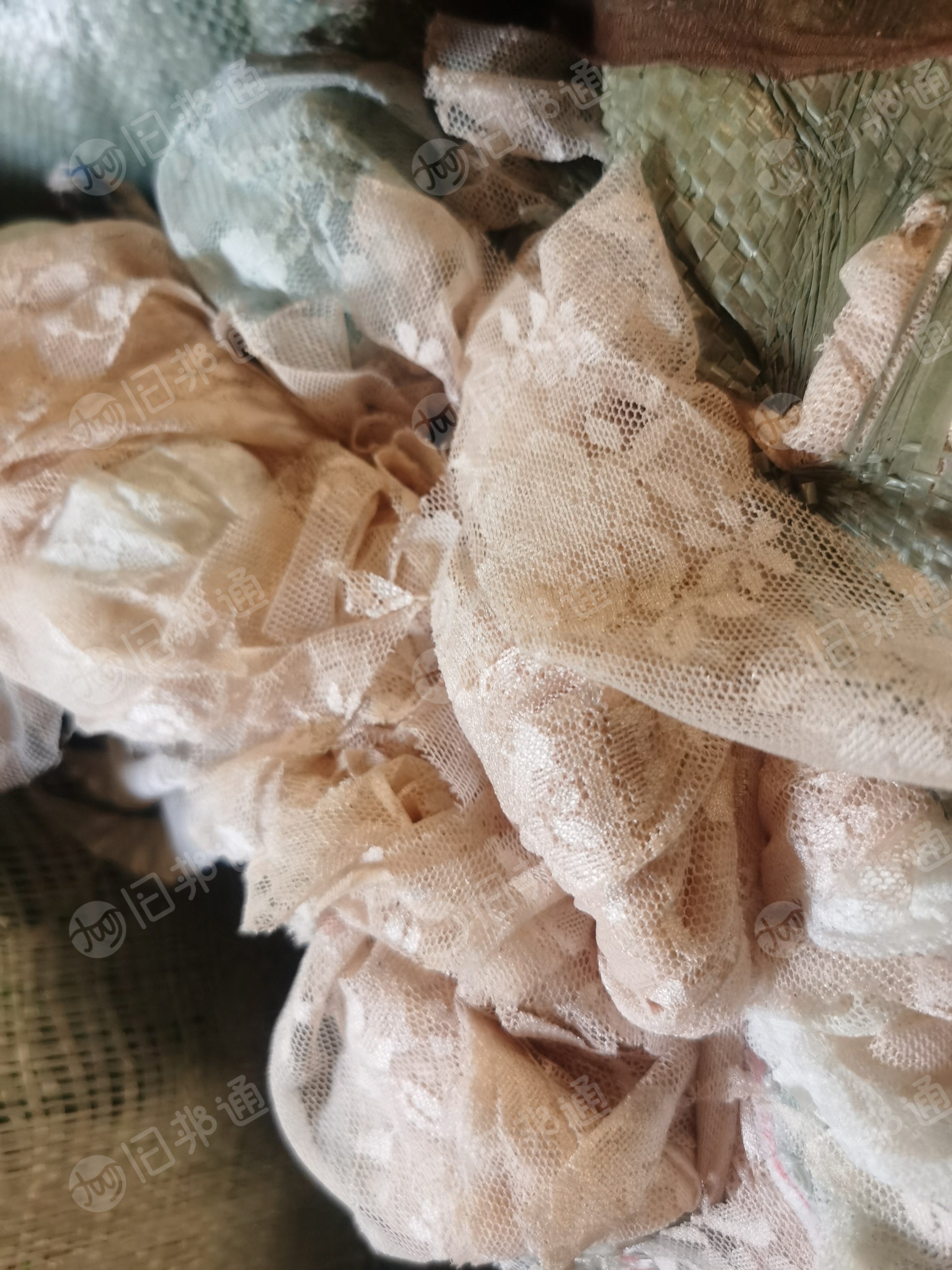 长期出售尼龙裤子料，做羽绒服下来的，可以造粒用，现货20多吨，货在浙江嘉兴