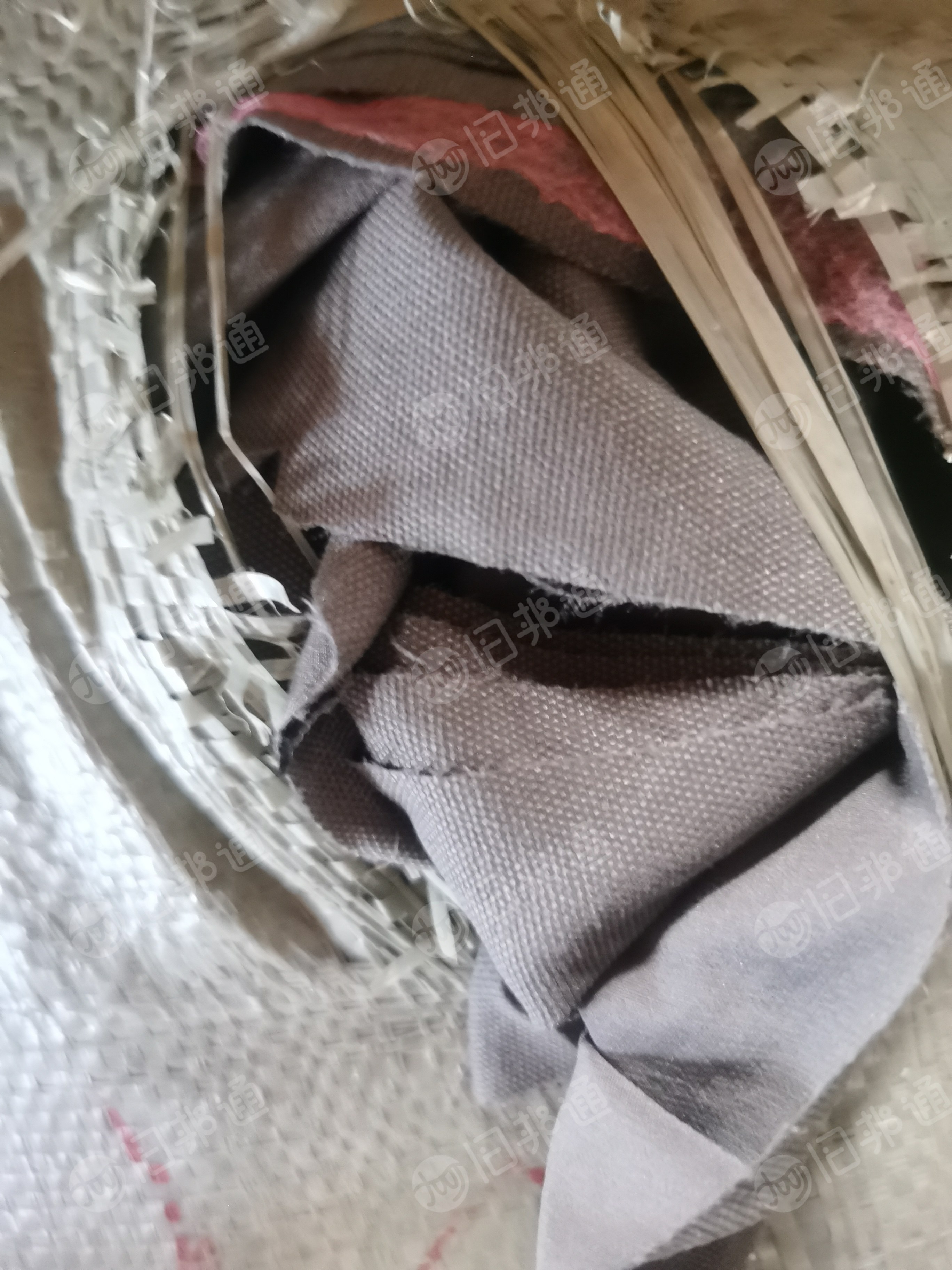 长期出售尼龙裤子料，做羽绒服下来的，可以造粒用，现货20多吨，货在浙江嘉兴