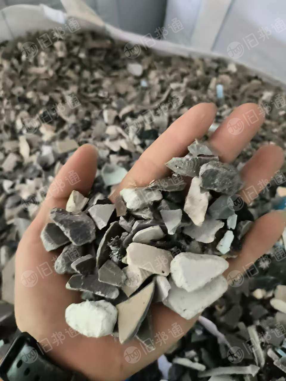 出售PVC破碎料,管材和板材混合的,过3cm筛网的,现货一百多吨