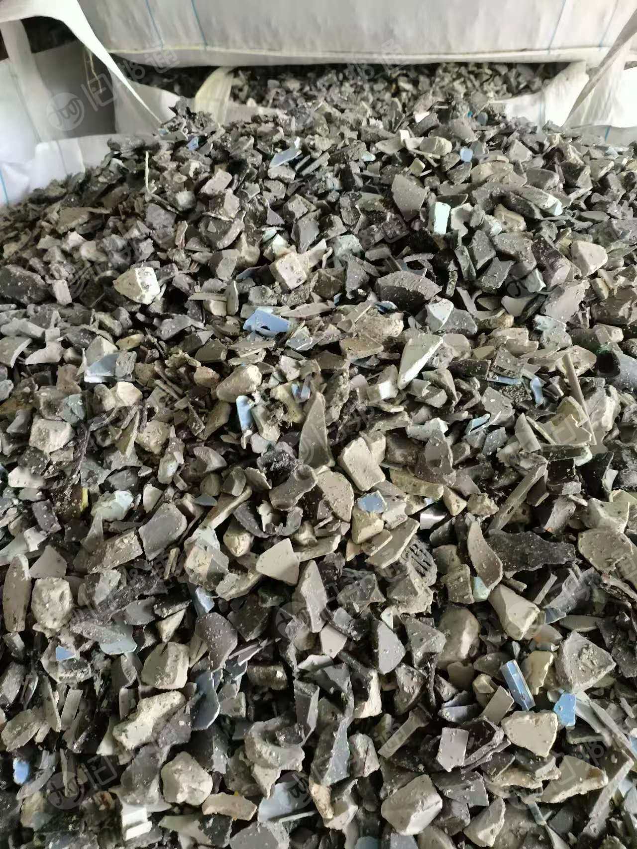 出售PVC破碎料，管材和板材混合的，过3cm筛网的，现货一百多吨